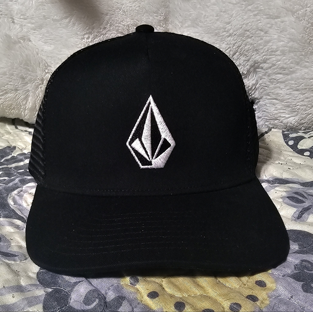 New Volcom Black Mesh Snapback Trucker Hat Baseball Cap White Embroidered Logo